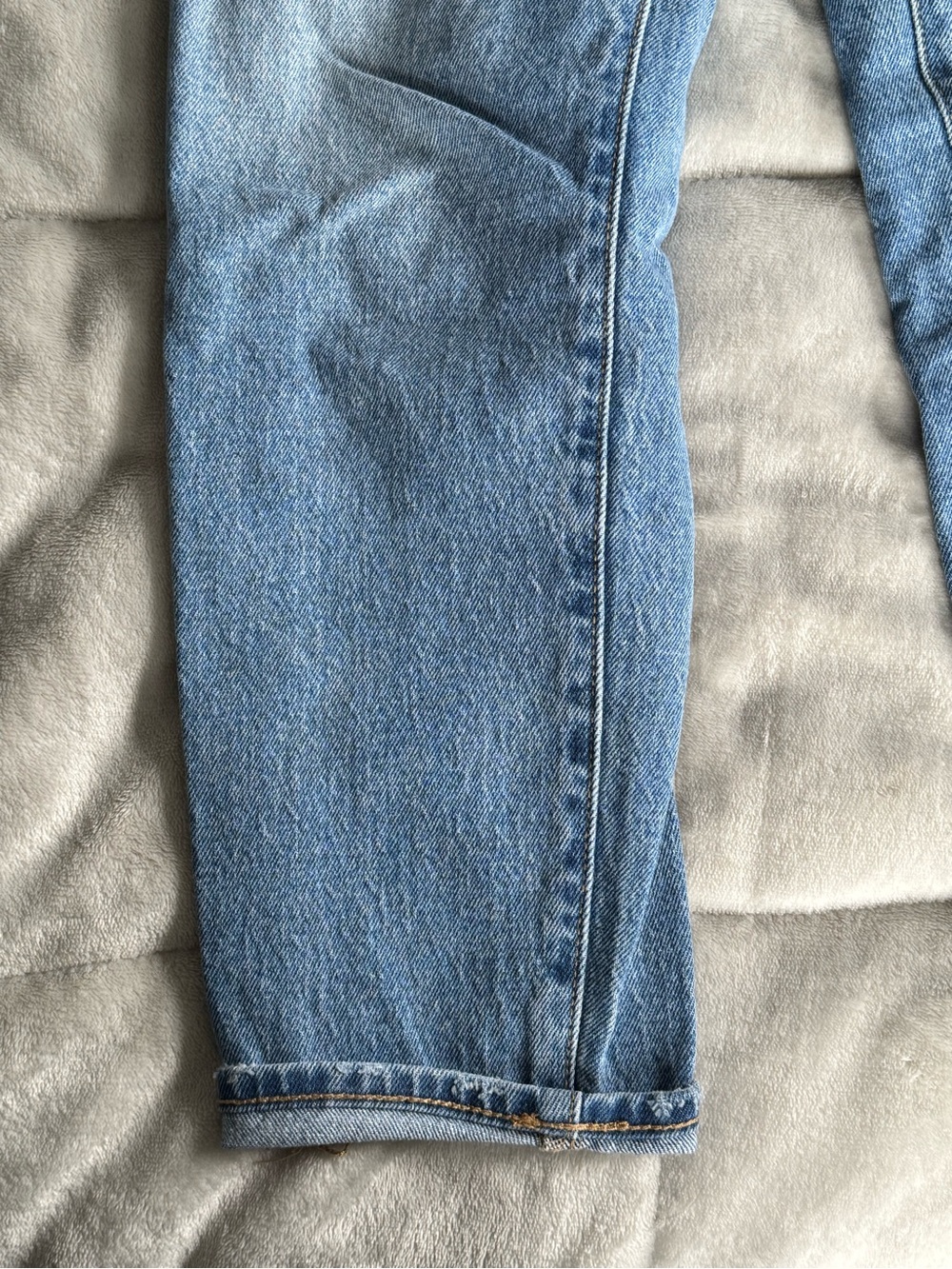 Old Navy Women’s Light Wash Straight Leg Jeans - Picture 3 of 4